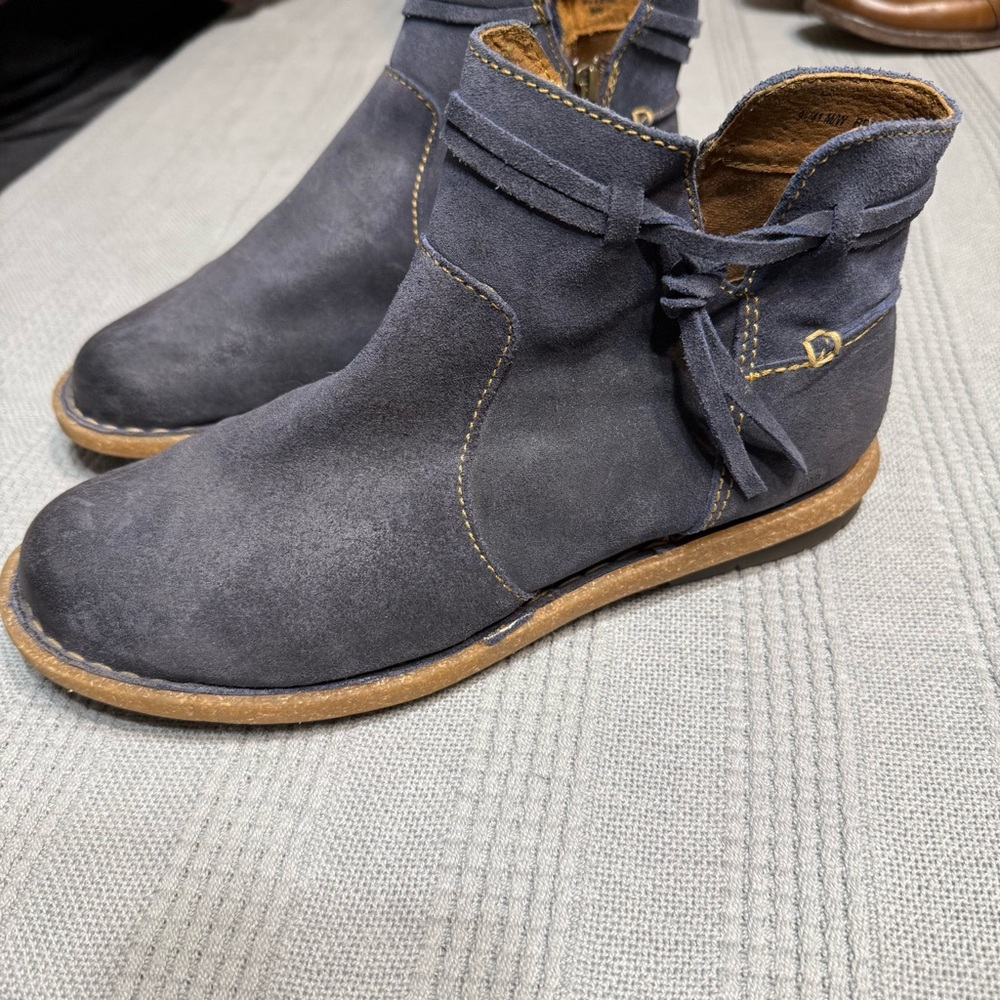 Born Women's Tarkiln Navy Blue Suede Flat Ankle Booties Size 9.5 Casual